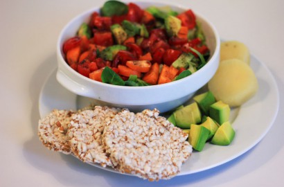 Clean Eating Salat mit Reiswaffel und Harzer Käse