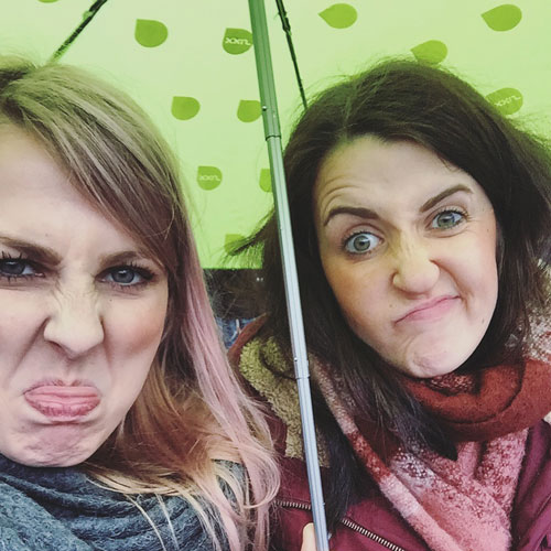 Frauen mit Regenschirm