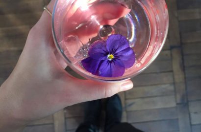 Glas Sekt mit Blüte